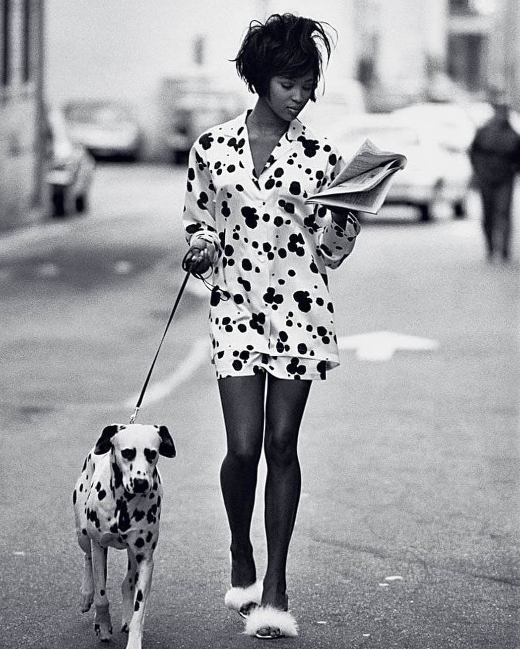 Vogueさんのインスタグラム写真 - (VogueInstagram)「Happy birthday, @Naomi! At 50, Campbell remains at the pinnacle of supermodel style. Tap the link in our bio for proof. Photographed by @therealpeterlindbergh, Vogue, June 1990」5月23日 1時04分 - voguemagazine