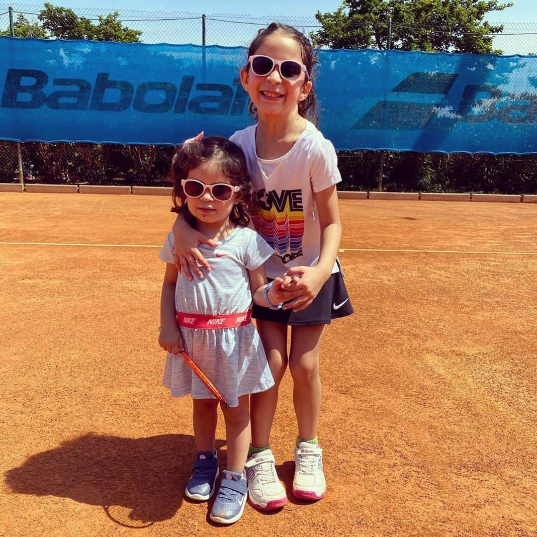 パストール・マルドナドのインスタグラム：「Ellas regresaron a la cancha. Continúa la preparación 😬  They have return to the field finally. The preparation will continue. 😉 ——————————————————- #victoriamaldonado #valentinamaldonado #tennis #preparation #gettingready #future #fitness #healthy #strong #girls #sport #2020 #babies #daddysgirls #instamoment #instaphoto #likeforlikes」