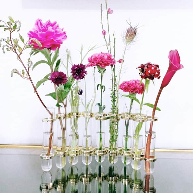 山川春奈のインスタグラム：「ようやく花瓶が届いたみたい。 義母の生け方のセンスがとても素敵だったのでプレゼントした甲斐がありました☺️ #flowers」