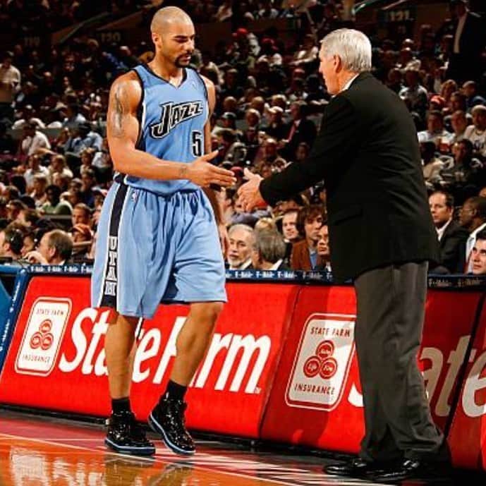 カルロス・ブーザーのインスタグラム：「Completely heart broken this morning... Praying for Tammy and the family... Coach Allowed Me To Flourish And Take My Game To Another Level... As Ferocious As He Was On The Court & Sidelines, Off The Court He Was Thoughtful And Kind... Was So Amazing To My Family.. My Years In Utah Were Special Not Just Because Of My Teammates Or Larry Miller (our owner) But Large In Part To Coach Sloan Making It A Family First Environment!!! I Know You’re In A Better Place, But We Miss You!!! Rest Easy Coach... #HOLDAT 🙏🏽 📷: @melissamajch」
