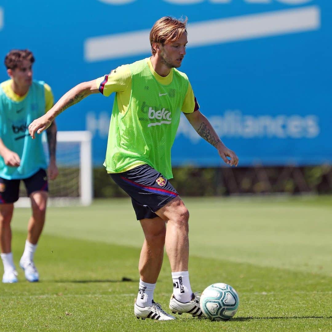 イヴァン・ラキティッチのインスタグラム：「Siempre a tope..! Vamos.⚽️😍💪」