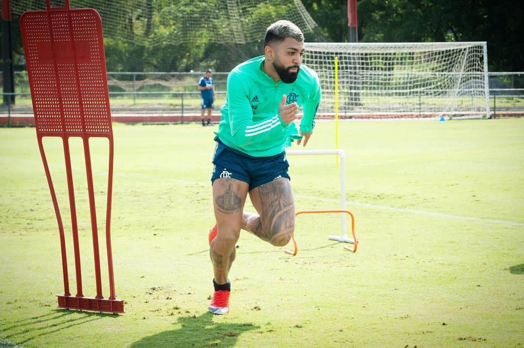 ガブリエウ・バルボーザ・アウメイダのインスタグラム：「Feliz em voltar fazer o que amo.. Obrigado @flamengo por todos cuidados e responsabilidade nesse momento difícil. Mas, tenho certeza que vamos superar juntos 💪🏽❤️🖤」