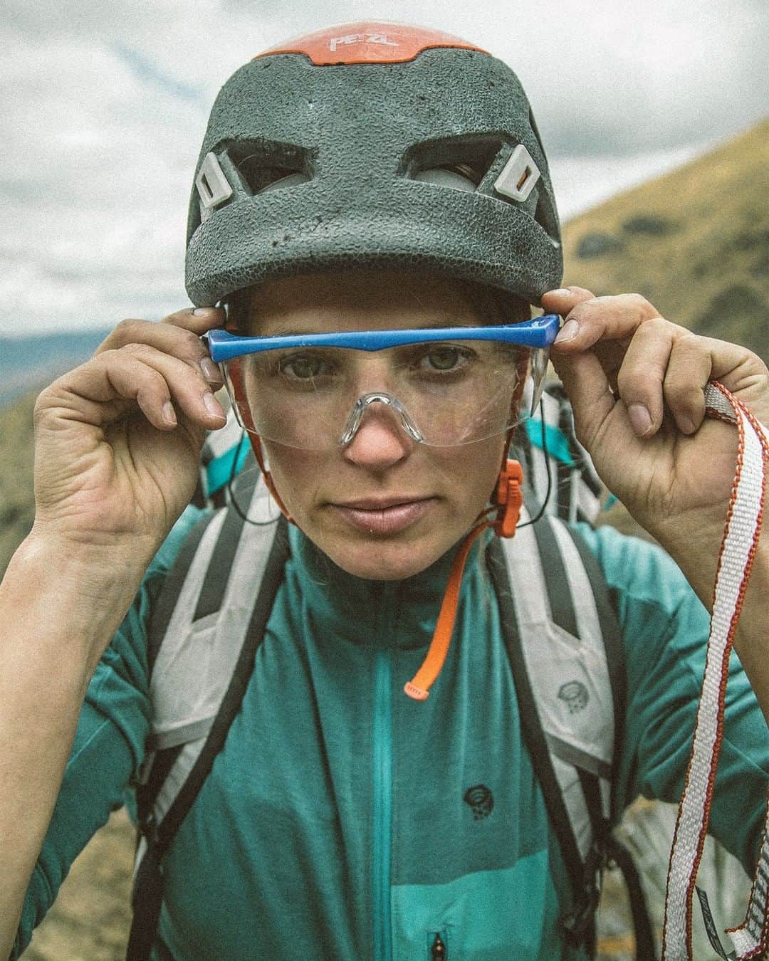 マウンテンハードウェアのインスタグラム：「“It comes as no surprise that at over 15,500 feet, it was cold, which often meant wearing five or even six layers just to stay comfortable. Luckily, when bolting, we’re always on the move.” Words: @chadurif in “Discovery in the Andes: Dream Wall” (Full story up on the blog.) Photo: @coldhousemedia.」