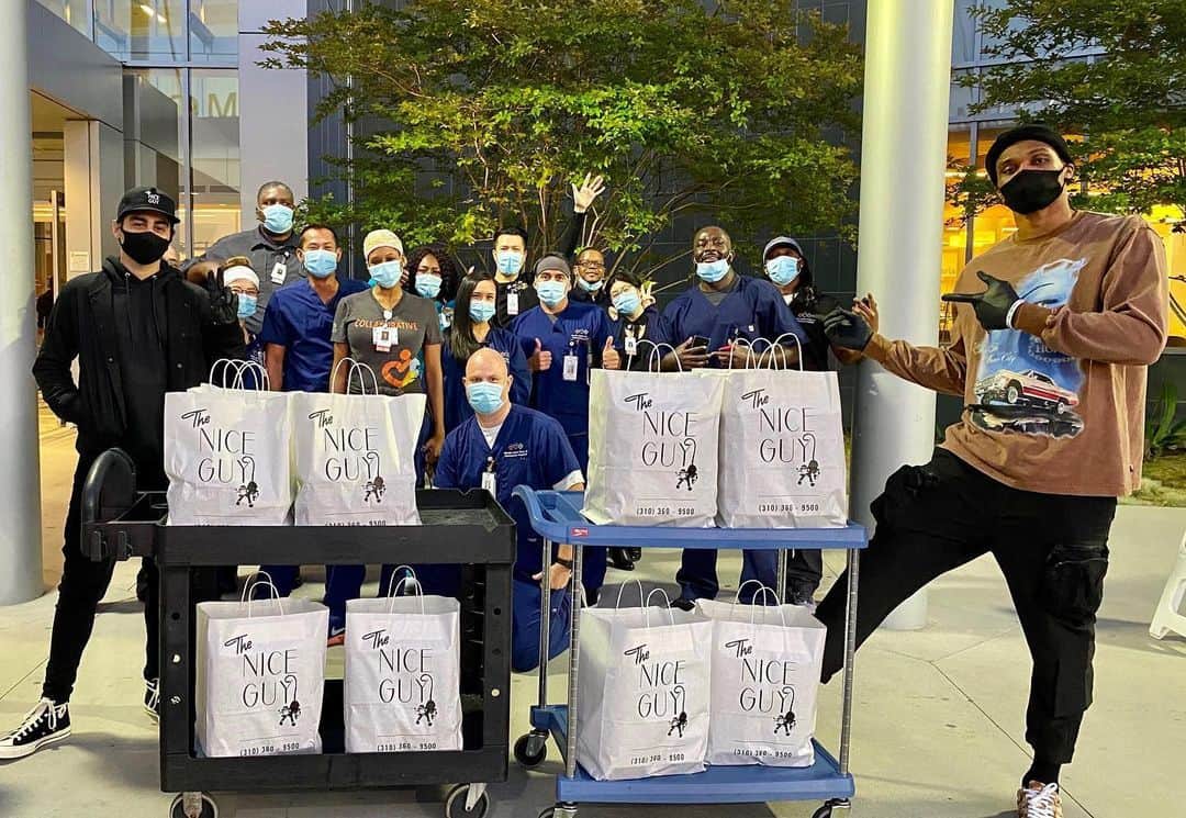 ラッセル・ウェストブルックのインスタグラム：「Last night I helped provide meals to the nurses in the ICU & Covid Units at my hometown hospital, MLK Community Hospital. Extremely humbling to be able to do this and we appreciate all your hard work during this time. Thank you for all that you do! #whynot @whynotfoundation」