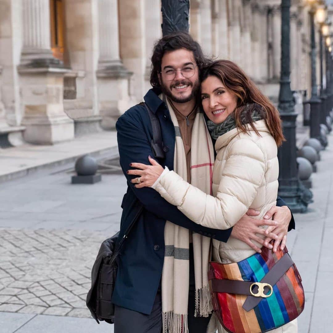 ファチマ・ベルナルデスのインスタグラム：「#diadoabraco. Não precisa dizer nada. Só olhar as fotos e sentir todo o amor que um abraço transmite. Por mais momentos assim no futuro. Vamos espalhar abraços e afeto pelas nossas redes. #fiqueemcasa #secuide」