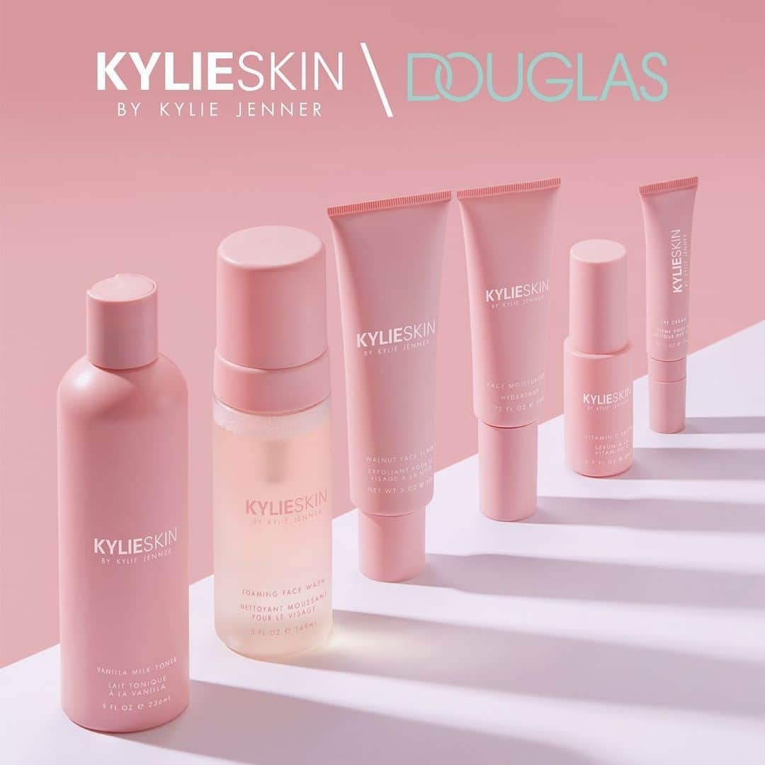 クリス・ジェンナーさんのインスタグラム写真 - (クリス・ジェンナーInstagram)「What an amazing way to celebrate one year of @kylieskin!! Kylie’s skincare line is now available at @douglas_cosmetics in Europe, in 25 countries! Shop online now!! #proudmama #kylieskin  #repost @kyliejenner @kylieskin is officially available in Europe at @douglas_cosmetics! Shop online now at Douglas 💕 The best way to celebrate the one year anniversary of Kylie Skin! 🥰」5月23日 1時32分 - krisjenner