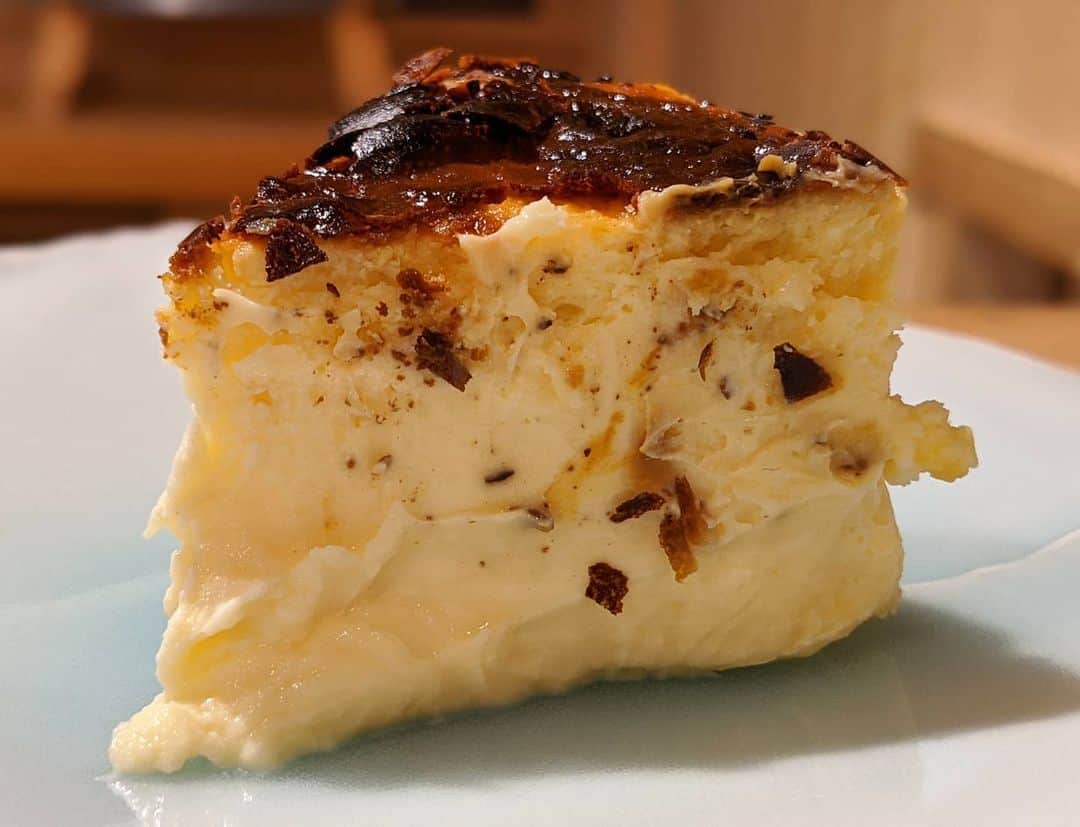 天本正通 さんのインスタグラム写真 - (天本正通 Instagram)「東さんからacaさん監修のBLANCAのバスクチーズケーキを頂きました😋 完成度が高くとっても美味しかったです！ありがとうございました✨✨」5月23日 1時33分 - masamichiamamoto