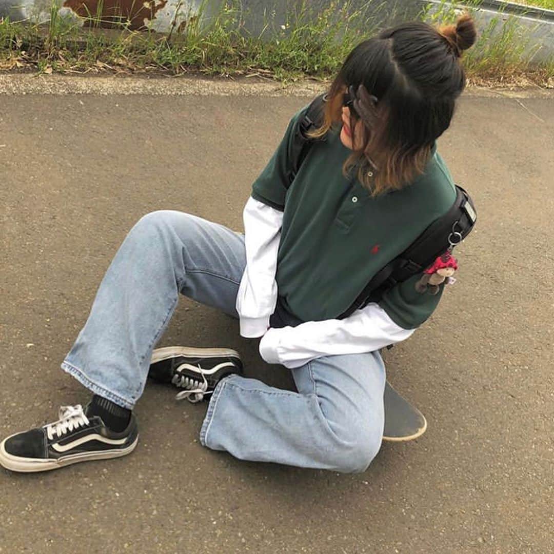 古着女子さんのインスタグラム写真 古着女子instagram 今急増中 スケボー女子の着こなし方 ファッションも可愛い スケボー女子 今回はそんなスケボー女子の着こなしをご紹介いたします メンズライクな着こなし スケボー女子はカットソーを可愛く