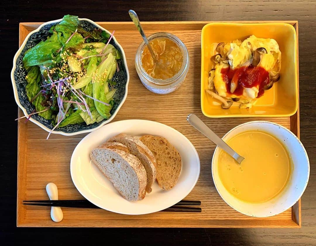 祐真朋樹さんのインスタグラム写真 - (祐真朋樹Instagram)「バター 写すの忘れた。 #ステイホーム #stayathome  #朝ご飯 #マーマレード @muchachaen  #コーンスープ  #祐ご飯 #利ご飯 #器は料理の衣装  #お盆スタイリング #器は食の衣」5月23日 12時26分 - stsukezane