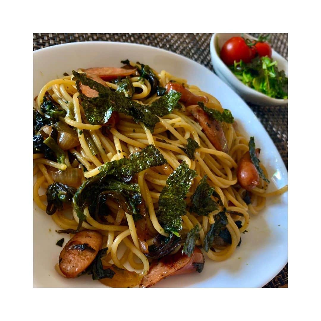 八坂芽依のインスタグラム：「たまには料理の更新✍️ 今日はお昼に自己流和風パスタ🍝 めちゃ簡単なので作ってみて欲しい〜 . 今回の材料は⭐️ ほうれん草、たまねぎ、ウィンナー 味付けは⭐️ ほんだし、塩、胡椒、バター、醤油 切って🔪〜炒めて〜湯がいて〜混ぜる はい、簡単！！やってみてください💓💓 ※目分量なので、どれぐらい入れるとか適当笑笑 簡単に説明すると、醤油が少し多め笑 味濃ゆくならないよーに気をつけて⭐️ . あと少しの我慢です！乗り越えましょう🏠 #stayhome  #inac神戸」