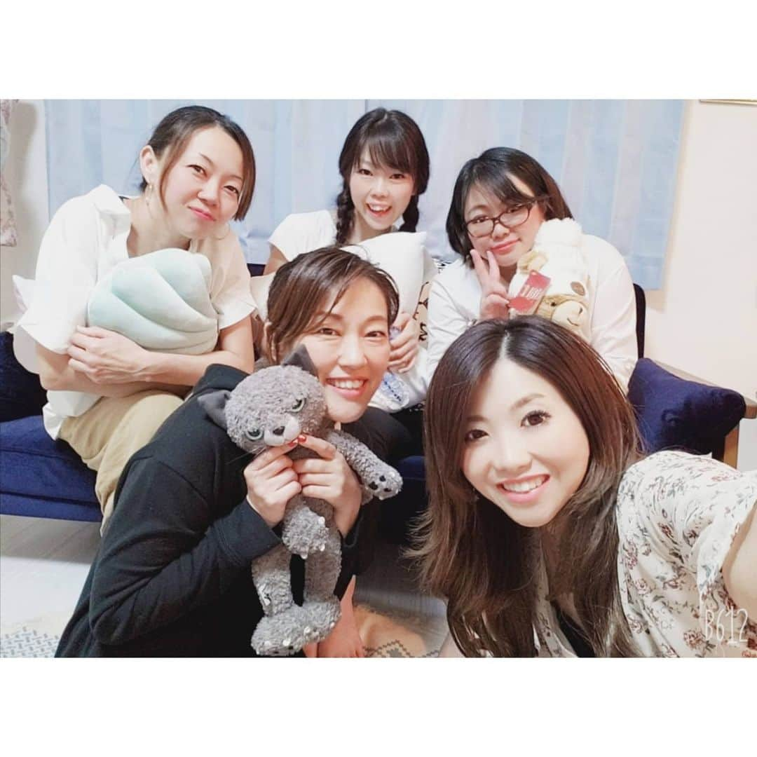 中村まきさんのインスタグラム写真 - (中村まきInstagram)「昨日、急きょお祝い㊗️に来てくれたメンバーさん。 そして売り上げをあげまくったメンバーさんを祝う。祝い返しw  みんなで集まると、投稿やビジネス思考を語りすぎる。 マイナスがないってすごいなと改めて感じます。  どんな環境下でもその時を楽しめるって才能なんだと思うんだな。 順風満帆って、苦痛のその先にあるんだと私は思ってる。  今に満足していないなら、自分の思う幸せは来ないから。 一歩。その先へ。  その先で見える景色が必ずある。 それは絶対、そこに足を踏み入れないと見えない。 新しい環境を用意することも、自分を豊かにするひとつの方法ですね。 . ． ． ―――――――――――――﻿ ． ▪️重要なおしらせ﻿ 『経営コンサルプロデュース』始動。﻿ ﻿ #起業家 #フリーランス #自営業 #中小企業 を対象としたブランド価値を高めて広告費をかけず、顧客獲得を目指す経営コンサルプロデュースを６月よりstartします。﻿ ﻿ すでに２名の方が意思表明されています。﻿ ﻿ 無形商材やコンテンツ、高単価商材のセールス方法などオンラインにも強い、プロデュースです。﻿ 本気の方と取り組ませてもらいます。﻿ ﻿ ※詳細は @buchimaki_1121 プロフィールURL→『経営コンサルプロデュース』をクリック！詳細ページに飛びます！ ﻿ ――――――――――――﻿ ﻿ #集客#経営戦略#ブランディング#宮崎#起業コンサル#起業 #宮崎#起業女子#美容室#売り上げアップ #サロン#福岡 #サロン集客#ビジネス強化 #思考 #女性起業家 #コンテンツ#無形#セールス#高単価#オンライン#プロデュース#SNS#SNS集客#朝帰り #シンプル」5月23日 10時57分 - buchimaki_1121