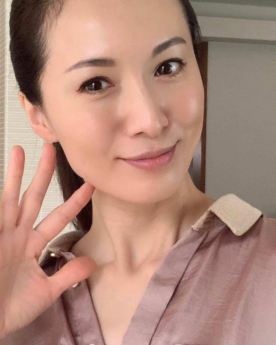 駒田奈美さんのインスタグラム写真 - (駒田奈美Instagram)「・ ・ ・ 今日は おでこ全開スタイル‼︎ ・ ・ 家事するにもトレーニングするにも これが一番ラク✌︎('ω'✌︎ ) ・ ・ おでこ広いのがコンプレックスだけど… ありのままの私でいきます！笑 ・ ・ ・ 首都圏と北海道の緊急事態宣言も 来週には解除されるかなッ ・ 今週末もお家時間を満喫します^ ^ ・ ・ 良い週末をお過ごしください♡ ・ ・ ・ #おでこ#駒田奈美#オスカープロモーション#モデル#おでこ広い #おでこ全開#おでこ出し#広い#コンプレックス#ありのまま#ありのままの私#緊急事態宣言#お家時間#週末#満喫#良い週末を #首都圏#北海道」5月23日 10時59分 - nami.komada