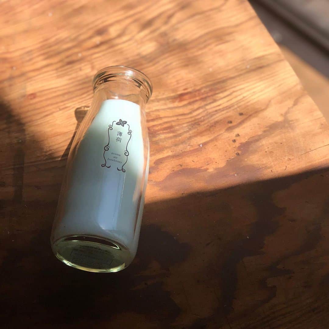 中川政七商店さんのインスタグラム写真 - (中川政七商店Instagram)「「ハッカの香りでスーっとしたい。」﻿ ﻿ 奈良は夏日が続いています。﻿ 青い空と、少しのそよ風と、蒸し蒸しとした暑さ。﻿ ﻿ こんな日は、爽やかな気分になるものを求めてしまいます。﻿ 例えばハッカ。﻿ 昔懐かしい牛乳瓶からほのかに漂うのは、清涼感のある爽快なハッカの香り。﻿ アロマのように優しいから、強いミント感が苦手な方でもスーっとした清涼感を味わえますよ。﻿ 夏限定で楽しめる、爽やかな香りものです。﻿ ﻿ 使い終わったら、牛乳瓶をペン立てや花瓶にしても。﻿ ﻿ ▶︎牛乳瓶に入った消臭芳香剤／¥1,100﻿ ﻿ 🦌お買い物はプロフィールリンクまたは画像をタップ。@nakagawamasa7 ﻿ ﻿  #中川政七商店 #おうち時間 #おうちじかん #うちで過ごそう #暮らしの道具 #芳香剤 #牛乳瓶 #アロマ #ハッカ #薄荷 #ペパーミント #ミント #インテリア #しつらい #季節の行事 #季節の設え #japaneseculture #japanesestyle #nakagawamasashichi」5月23日 11時10分 - nakagawamasa7