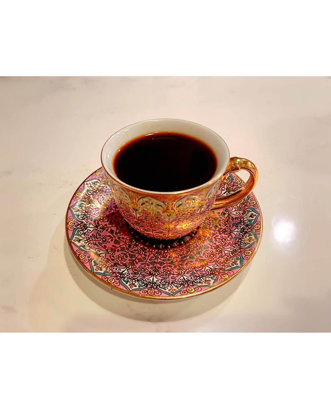 百合華さんのインスタグラム写真 - (百合華Instagram)「お久しぶりに京都寺町にある『Re:CAFE』にてベトナムコーヒータイム🇻🇳☕️💕﻿ ﻿ @recafekyoto ﻿ ﻿ ゆっくりと過ごしたい時はいつも『TrungNguyên Coffee』の最高級品種であり、麝香猫のコピルアクの奥深い味わいがが堪能出来る『Legend』をいただきます✨﻿ ベトナムまで行って直接買い付けしているので芳醇な香りも新鮮🥰 ﻿ 『Legend』に合わせたタイ王室御用達のベンジャロン焼きの高級コーヒーカップはひとつひとつが繊細に描かれていて、まさに唇で感じる事の出来る芸術作品で御座います❤️ ﻿ #japan﻿ #日本﻿ #kyoto ﻿ #京都﻿ #寺町﻿ #cafe﻿ #京都カフェ﻿ #河原町カフェ﻿ #寺町カフェ﻿ @recafekyoto ﻿ #vietnamcoffee ﻿ #ベトナムコーヒー﻿ #コピルアク﻿ #麝香猫﻿ #ジャコウネコ﻿ #最高級﻿ #最高級品種﻿ #高級﻿ #trungnguyencoffee﻿ #legend﻿ #coffee ﻿ #タイ王室﻿ #御用達﻿ #ベンジャロン焼き ﻿ #コーヒーカップ﻿ #芸術﻿ #芸術作品﻿ #美食﻿ #美食家﻿ #aumoグルメ」5月23日 11時21分 - yurika.lovelily