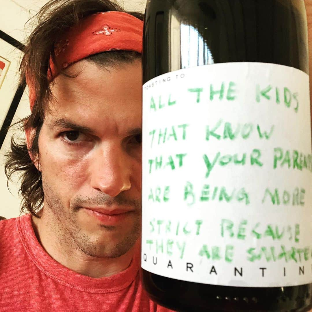 アシュトン・カッチャーのインスタグラム：「Toasting To: all the kids that know their parents are being more strict about social distancing because they are smarter! #quarantinewine」