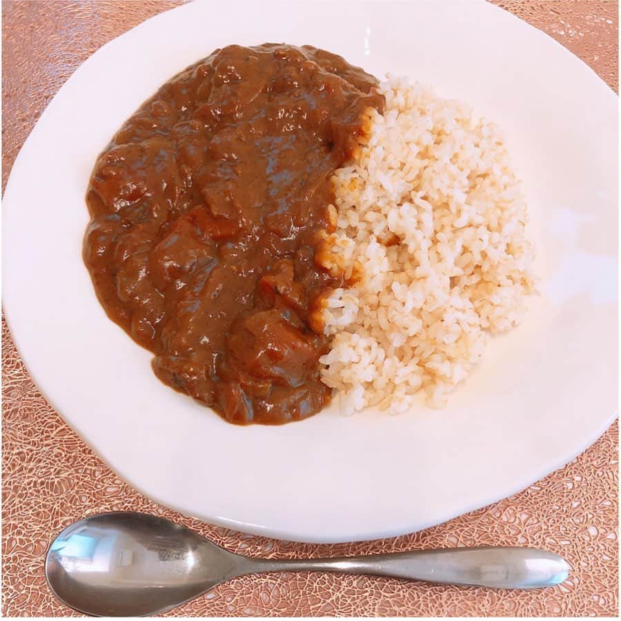 Soweluのインスタグラム：「ついにこの前人生初のカレーを作る事が出来ました〜㊗️✨✨ 実は恋人がいる時以外ほとんど料理をしてこなかった私。 いつもコンビニやスーパーで買った物を食べたり、出前をとったり。 でもこの自粛中本当に色々考えさせられて、ようやく独り身でも自分の健康の為に料理を頑張ろうと挑戦出来るようになりました😭‼️ * 奇跡って起こるんだねー✨✨ それくらい私にとって自分が自分の為に料理するのは奇跡なのです❗️ こうゆうダメな自分っていうのかな？あんまり本当は公表したくないダサい自分もこれからは出していこうかなって思ってて。 これが本当の私だし なんかもう自分を良く見せようとするのも疲れたし。みんなに正直でいたいなって思って。 もしかしたらイメージ壊れるかもだけどw でもそれで良いと思ってる！  人間だもの 色んなことがあるさ  私のありのままをみんなに楽しんでもらえたらいいなって思ってます☘️こいつアホやなってw とにかくみんなが笑ってくれたらそれでいい😊  無理せず 自分らしく生きよう🌈  This may seem unbelievable.....I actually made Curry Rice for the first time in my Life!! In the past, I would only cook at home when I had a boyfriend 😂 Due to Coronavirus, now I have learned to cook foods that are healthy!!! This definitely is a Miracle for me because quite honestly, I always used to buy my ready cooked meals at convenience stores like 7/11 or I would have food delivered to my house.  I don’t want to be shameful about this and feel that I can be honest about myself.  It would make me happy and put a smile on my face if you could laugh and find humor about my honesty and being transparent😊 I want to continue to be myself without any shame.  So, I hope that everyone can express yourself as you are💕💕 ・ ・ ・ #祝 #人生初カレー #challenge #cooking #curry  #beyourself❤️ #🍛」