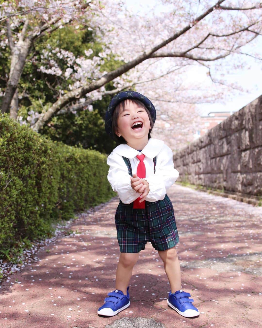 amiさんのインスタグラム写真 - (amiInstagram)「． Sakura and my son Congratulations on kindergarten👏 ． 息子と桜🌸 新幼稚園生おめでとう❤️ ． 着ているのは、5月から入園🏫 することになった幼稚園の制服♡ ． 桜が綺麗な日🌸に記念撮影 してみましたよ〜📸💕 ． 休園期間が終わってやっと 通園出来るようになって、 一昨日から、ご機嫌で通っています🥺 ． お家から近いけど、毎日 通園バスがお迎えに来てくれるので それも楽しいみたい🚌❤️ ． 一昨日、初登園だった息子は バスが来る1時間前くらいから、 まだかなまだかな〜とワクワク💕 外に行ったり家の中に入ったり…笑 ． バスが来たら、後ろを振り返る事なく 走ってお友達のところへ🚌💨 先生おはようございます！と元気に 挨拶していたよ👏 ． 長い時間離れるのは初めてなので お見送りしたあと、ママの方が号泣😭 してしまいました…｡ﾟ(ﾟ´ω`ﾟ)ﾟ｡ ． ニコニコとバスに乗る、 たくましい姿に感動👏 ．　 幼稚園に行っている間、今は何して るのかなぁ？と息子のことを 考えてばかりのママでした…😭 ． 楽になる！と思ったけど、実際は とても寂しかった(;_;)泣 ． 帰ってきてからは、よっぽど楽しかった らしくずーっと幼稚園の話😳❣️ 永遠と聞かされました🙄 ． ． これから先も、成長していく中で こうやって感動させられる事が たくさんあるんだろうなぁ〜🥺✨ としみじみ…❣️ ． 長くなりましたが、本当にこの大変な 時期だけど、入園する事ができて、 ありがたい限りです✨ ． 先生たちに感謝です🥰 ． ． そしてそして… 可愛い写真が撮れたので @fotoco_japan さんで フォトガラスにしてもらいました🌸 ． リビングに飾ってます👏✨ お気に入り〜(o'ω'o) ． この写真を見るたび、 いろんな気持ちを思い出しそう♡ ． ． #幼稚園#幼稚園生#ナイキ#制服#年少さん#制服姿#桜#桜並木#息子と桜#桜写真#新幼稚園生#3歳児#男の子#男の子コーディネート#息子コーデ」5月23日 11時30分 - amikuma1219