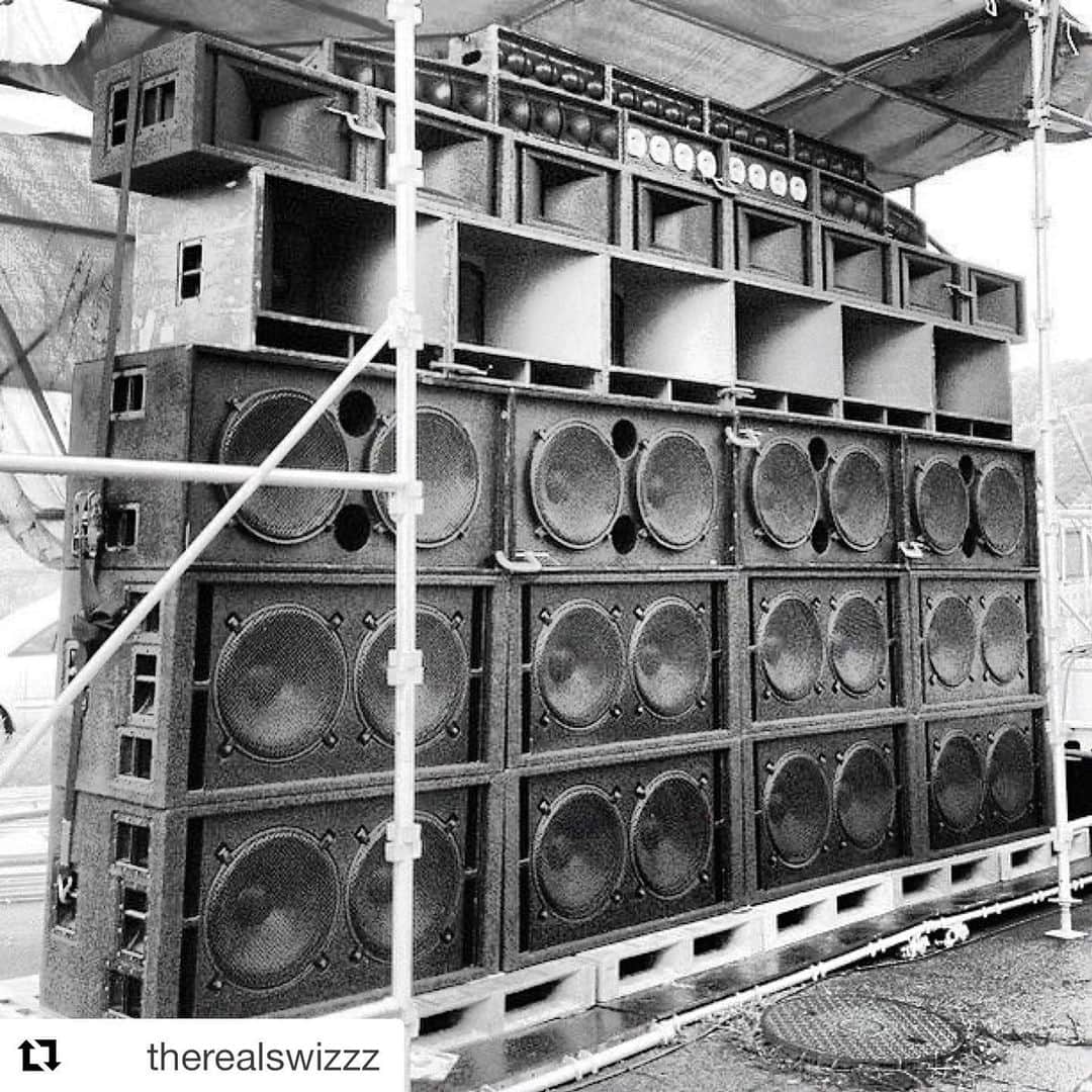 のインスタグラム：「#Repost @therealswizzz !  Sound Dead !!! People Dead !! In case y’all don’t know, this is the #Mightycrown #soundsystem  Swizz Beatz がインスタで俺らのセット上げてて、久々に自分達のセットでプレーしたくなった！」