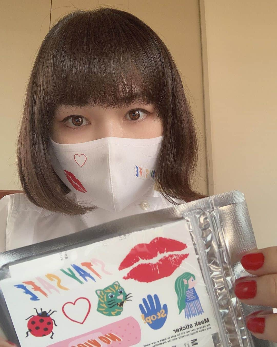 山川春奈のインスタグラム：「告知が遅くなってしまいましたがこの度マスクに貼れるステッカーをデザインしました！今朝ステッカーが無事届いたので早速使ってみると... めちゃくちゃ貼るのが楽しいです♡  昨日早くに告知していたクリエイターさんもう完売しているみたいです。  それもそのはず、最初は数量限定で無料配布！布マスクに貼って洗えるので、是非皆さん楽しくカスタマイズしてくだいさい〜！ 購入は私のプロフィールから飛べます！！ 【マスクステッカープロジェクト】 布マスクにも、不織布マスクにも貼れる、特殊技術でつくったマスク専用のファッションステッカー。こちらのマスクステッカー( @masksticker )の立ち上げに参加しました！今回は私を含めた超豪華な4人の女性クリエイター( @tomo_shibata / @joetonozomi / @anurah0511 / @chikage1212 )がデザインしたしステッカー限定各100枚を下記サイトにて無料配布させていただきます✨🥺 先に告知した @tomo_shibata さんの無料配布分は既に完売！さすがすぎる🥺人気クリエーターの作品ばかりなので、気になる方はお早めに☺️ マスク以外にもTシャツやマグカップ、ビニール傘にも貼れちゃうとか！✨ . https://masksticker.thebase.in ※プロフィールにURLを載せております。 . しばらく続くマスク生活ですが、ステッカーで簡単にカスタマイズして毎日の気分を盛り上げられたら...という想いが込められています✨🥺 また、5/30(土) 19:00から参加クリエイターの4人で公開ミーティングをFacebookライブ上で行います！ドキドキ。インスタグラムでも同時中継しようと思ってますので、こちらもまたお知らせさせていただきます〜！ #masksticker #マスクステッカー #布マスク #不織布マスク #ポリウレタンマスク #マスクステッカーつけてみた」