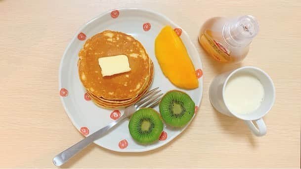 のインスタグラム：「. . . おはようございます☀︎ . . 撮影と編集するぞ🍴 . 朝昼兼用ごはんです😪🥛 . . #スライドしていくと #バターもスライドする仕様になっております #🧈 ♡  #マンゴー増えると南国気分 #行ったことないけど🏖🤤 .  #ホットケーキ #キウイ #マンゴー #おうち時間 #うちで過ごそう #自炊 #もえた自炊してみた #朝ごはん #昼ごはん #morning #lunch #stayhome #staysafe」