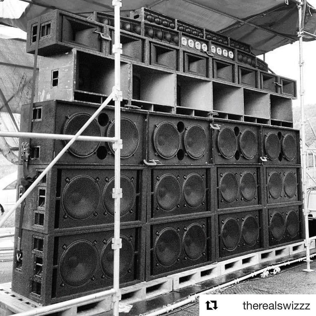 MIGHTY CROWNのインスタグラム：「Weh @therealswizzz  get dat picture deh?!!!! #mightycrown #soundsystem  #verzuz #zone #ready fi #beenieman #bountykiller  #worldsound」