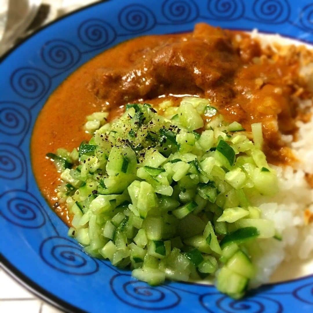 SnapDishさんのインスタグラム写真 - (SnapDishInstagram)「angiee♡さんのDish！！【ラッキョウが無くても大満足な、カレーの薬味☆】 @SnapDish！【初夏のスパイス祭り】スタート☆ . お外に出れない時にこそ、家時間を楽しみたい♪ 暑い日が増え、なんだか雨のじめじめが早くも見え隠れ...。 そんな暑さとじめじめにはスパイス料理で勝つ！ 一度食べたら癖になる、魅惑のスパイスワールドへ～♪ SnapDish【初夏のスパイス祭り】を楽しんでご覧くださいね♪ . 【材料・調味料】 . きゅうり /1本 オリーブオイル /小さじ1 すし酢 /※無ければ、お酢に、少し砂糖と塩 小さじ1 黒胡椒 /お好みで ハーブスパイス /お好きなものを、お好みで . 【作り方】 . ①きゅうりは、皮を半分むいて（縦にシマになる感じに）、みじん切りに。※皮を半分だけ剥くのは、青くささを減らすためです。 . ②オリーブオイル、すし酢、お好みのハーブスパイス、黒胡椒を合わせて、出来上がり。 時間をおかなくても充分美味しいです。時間を置いて、冷蔵庫保存してももちろんOK。 . 【ポイント】 冷蔵庫に薬味がない〜 という時に、時間を置かず、すぐ食べる時に便利です。 時間短縮のため、青くささを取るよう、皮を半分むくのがポイントです 本日のpickup投稿を詳しく見るにははこちら↓ https://snapdish.co/d/zCaHra #SnapDish #スナップディッシュ #おうちごはん #フォトジェニックトレンド #料理好きな人と繋がりたい #器好き #料理 #手料理 #レシピ #デザート #スイーツ #おやつ #お菓子 #手作りスイーツ #スパイス #スパイス料理 #スパイスカレー #おうち時間 #cooking #homemade #sweets #food」5月23日 12時00分 - snapdish