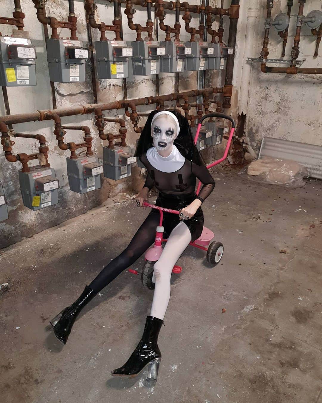 ティール・ココのインスタグラム：「Get in bitch, we're going shopping! 💀🛍️ Happy #worldgothday 🖤🖤🖤 shout out to my fellow weirdos who hate wearing colour and surround themselves in darkness, like myself! 🖤🖤🖤」