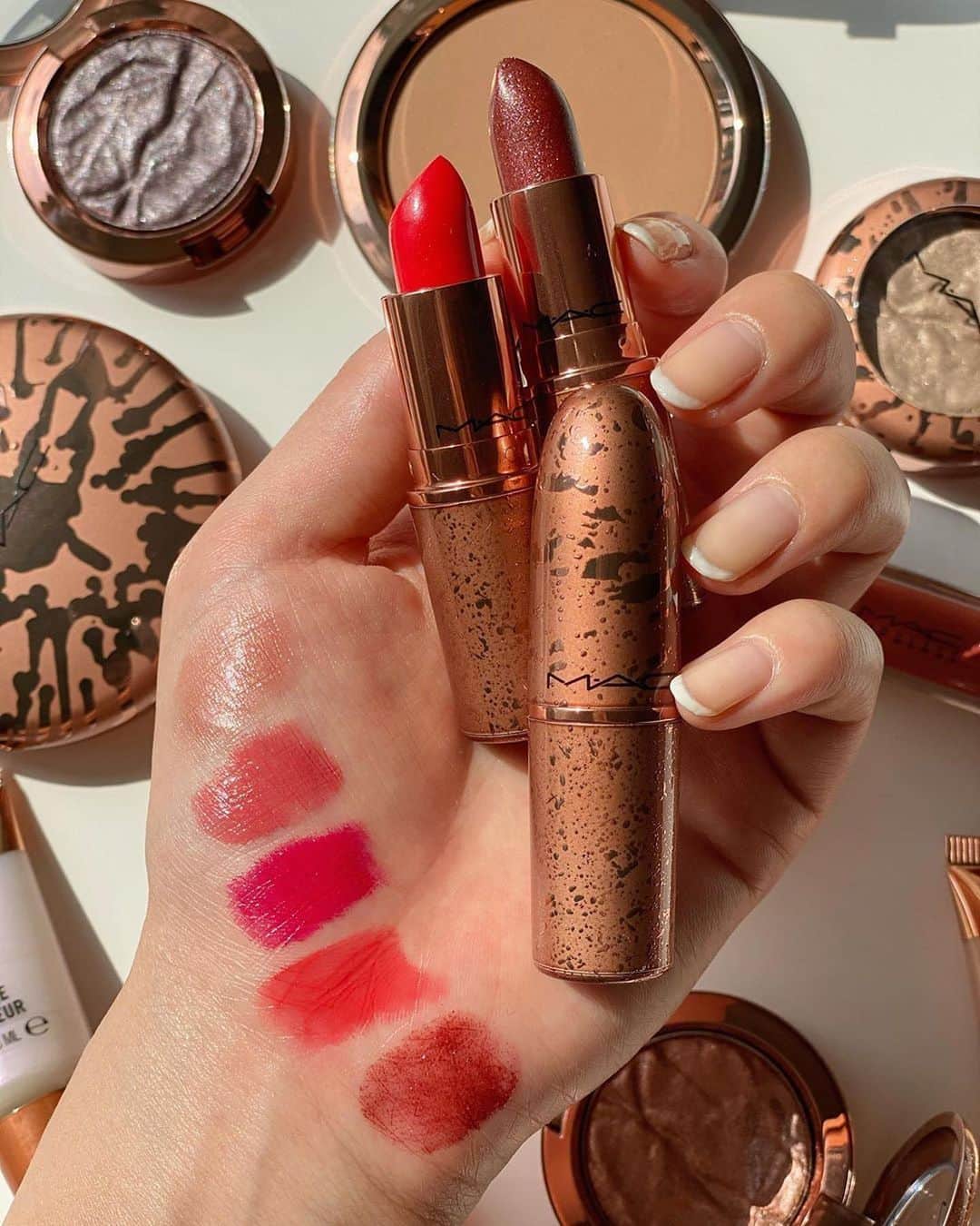 M∙A∙C Cosmetics Japanのインスタグラム：「ㅤ 夏らしい色合いが魅力的な #MACブロンジング コレクションから、リップスティックとリップグロスの全色スウォッチをご紹介💄夏の装いのポイントに♡ ㅤ ※5/28 23:59まで公式オンラインショップ全品送料無料！ ㅤ Regram from @mac_laforet ㅤ #MACBronzing#MACCosmeticsJapan#MACCosmetics#MAC#MACコスメ#MACリップ#メイク好き#デパコス#新作コスメ#春メイク#血色感#血色メイク#抜け感メイク#抜け感#コスメ記録#コスメマニア#メイクプロセス#リップ好き#マックコスメ#限定コスメ#ヘルシーメイク#日焼けメイク#夏メイク#ピンクメイク#キラキラメイク#スウォッチ」