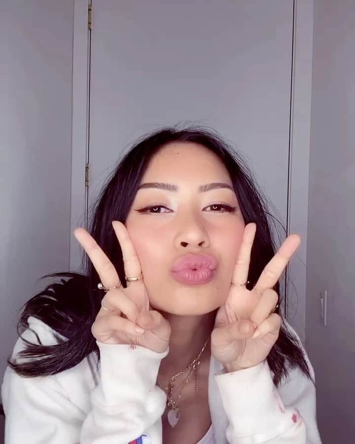 エイミー・ファムのインスタグラム：「quarantine day 83: i accidentally washed my lipstick in the laundry and spent 5 hours making tik toks」
