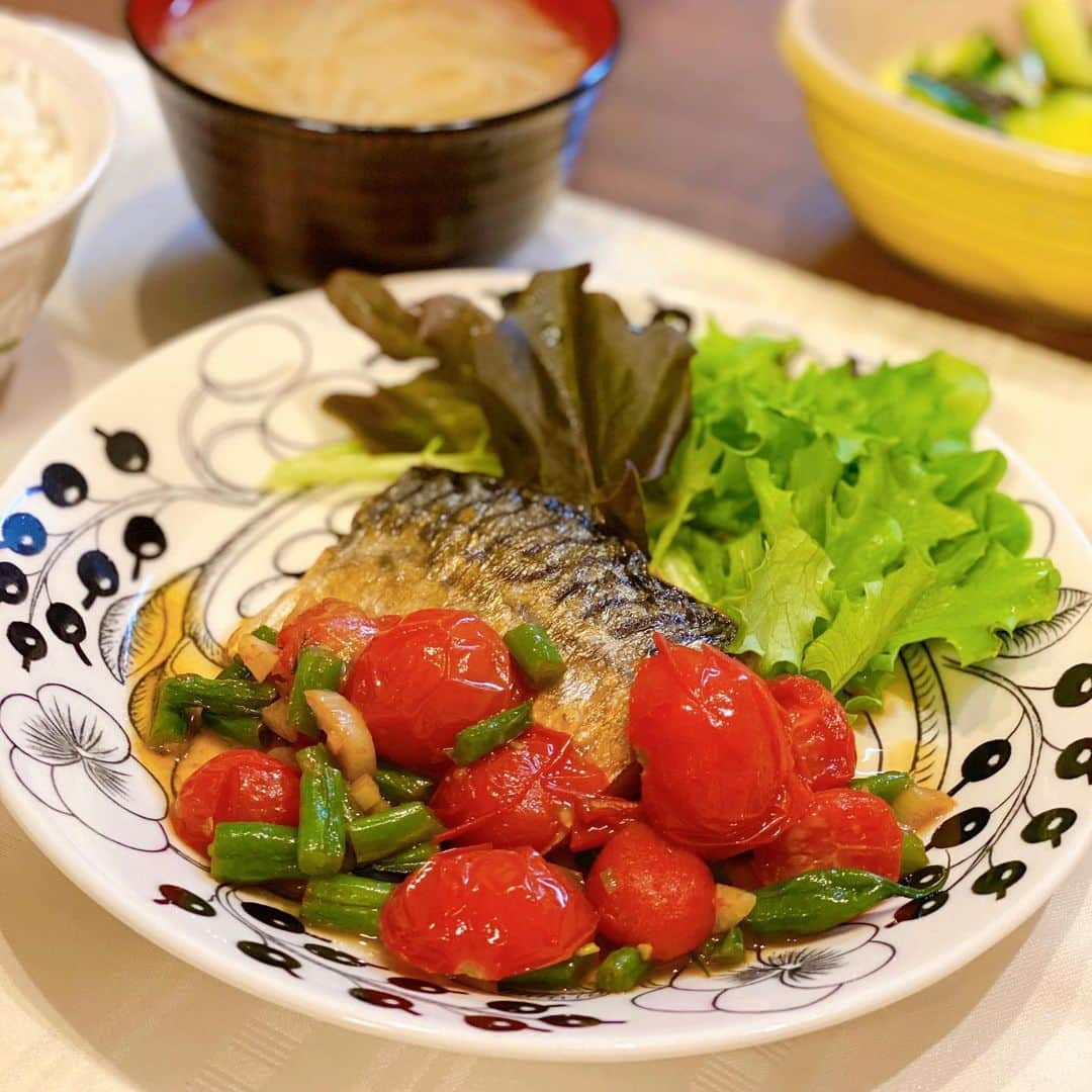 土屋香織さんのインスタグラム写真 - (土屋香織Instagram)「𓇚.みんなが頑張ったから もうちょっとで首都圏も緊急事態解除されるかなぁ？ 日本すごいですよね🇯🇵 医療機関を始め物流やインフラなど エッセンシャルワーカーの皆様 本当にありがとうございます⍢ ✿ ✿ ✿ 解除された後も3つの密に気をつけて 手洗いうがいしっかりと😊 引き続きお買い物もまとめてして 気を引き締めて 無駄に外出しないようにするつもりです🛒 . お買い物の回数減らすために冷凍庫活用は必須♡ SL Creations @slcreations_official の 冷凍食品がお役立ちです⸜(๑⃙⃘'ᵕ'๑⃙⃘)⸝⋆︎* ある日のご飯は 『チーズメンチカツ』油で揚げるだけ♪ グリーンには『オメガ3ミックスオイル（新）』に 『ハーブソルト』を混ぜたものをドレッシングにしました🥗 ソースは以前頼んだオーガニックの『中濃ソース』を。 （味に深みがあってすごく美味しいの。） 『ハーブソルト』はグリルチキンとかに使ってもとっても美味しい♡ 今回オーダーした中で１番のお気に入りは 『オメガ3ミックスオイル（新）』 亜麻仁油にチアシード油ミックスでオメガ脂肪酸が摂れる ヘルシーオイルです。 この間は鯖を焼く時に使ってみました🐟 . SL Creations ❀ ぜひみなさんも活用してみてください♪ . . . #SLCreations #エスエルクリエーションズ　#安心安全 #無添加 #食品宅配 #PR #cooking  #無添加 #食品宅配 #安心安全 #臨時休校中の昼ごはん #時短料理 #ストックおかず #春休みのお昼ごはん #クッキング #料理 #ママリ #コドモノ #ママノコ #kodomono #キッズコミュ #デリスタグラマー #deristagrammer #クッキングラム #フーディテーブル #おうちごはん #タベリー #丁寧な暮らし #lin_stagrammer #wp_deli_japan」5月23日 12時19分 - kaorintsuchiya