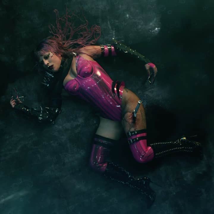 ニコラ・フォルミケッティのインスタグラム：「YES ☔️ @ladygaga #rainonme featuring @arianagrande // video director @rodriguez fashion direction by me ✌🏼// choreographer @richysquirrel hair @fredericaspiras make up @sarahtannomakeup nails @mihonails styling @marta.del.rio haus @wanaynay @booconnor // gaga wearing custom latex outfit by @vexclothing , the monster ball boots by Ellie shoes ⚡️」
