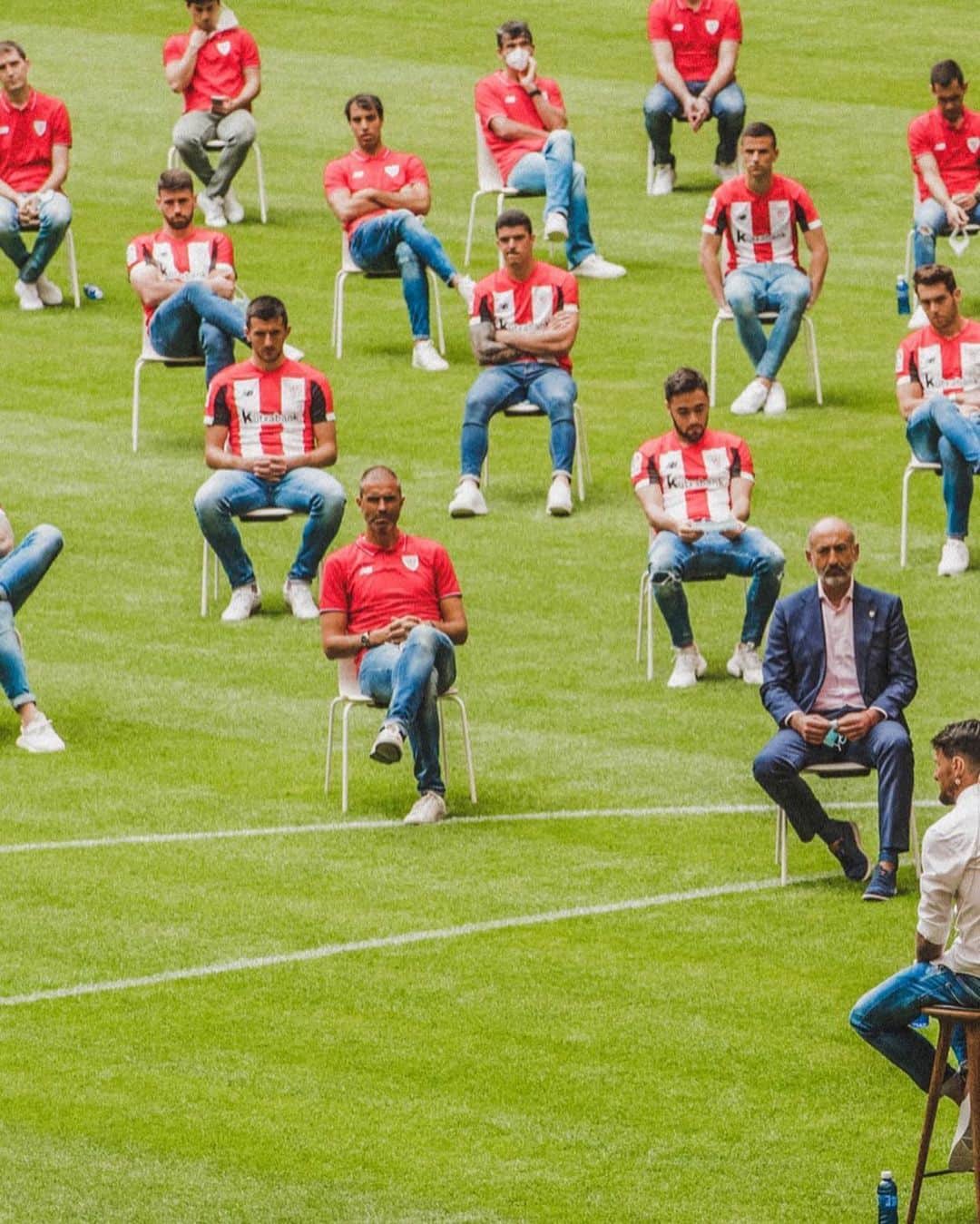 イバイ・ゴメスさんのインスタグラム写真 - (イバイ・ゴメスInstagram)「RESPETO Y ADMIRACIÓN 🎩👏🏼 #adurizleyenda ⚽️ #AA20 🔴⚪️」5月23日 3時21分 - ibaigomez