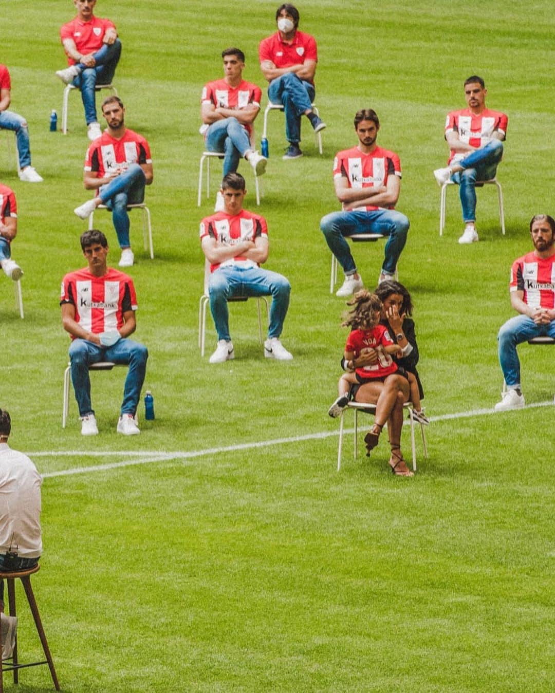 イバイ・ゴメスさんのインスタグラム写真 - (イバイ・ゴメスInstagram)「RESPETO Y ADMIRACIÓN 🎩👏🏼 #adurizleyenda ⚽️ #AA20 🔴⚪️」5月23日 3時21分 - ibaigomez