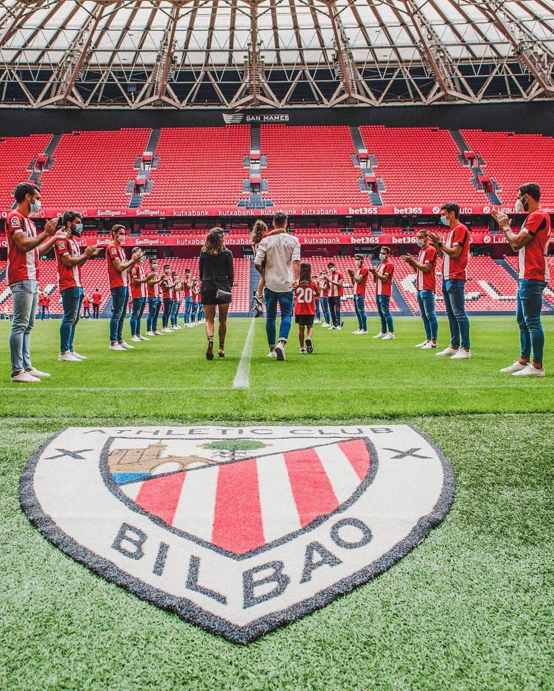 イバイ・ゴメスのインスタグラム：「RESPETO Y ADMIRACIÓN 🎩👏🏼 #adurizleyenda ⚽️ #AA20 🔴⚪️」