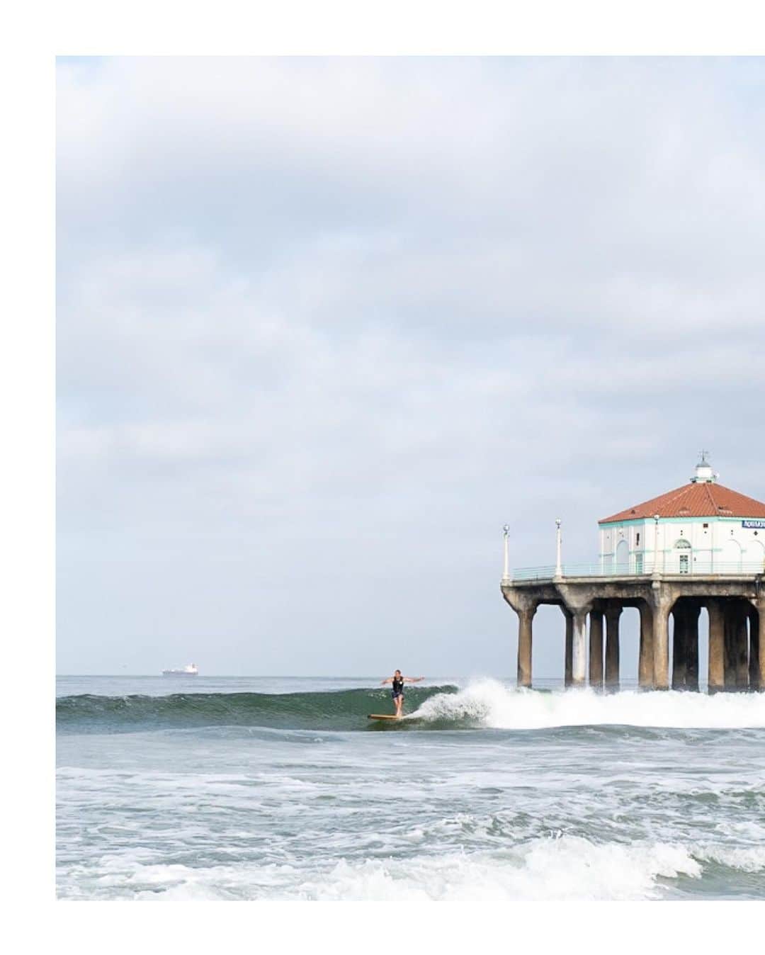 Pete Halvorsenのインスタグラム：「@tylersurfboards enjoying a little pier pressure before the weekend crowds. . ➡️swipe for full frame, trying something a bit different to view the images. . Leica Q2」