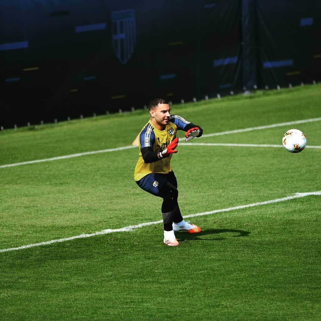 ルイージ・セーペのインスタグラム：「Che bella sensazione @parmacalcio1913 @andreacantini.photos」