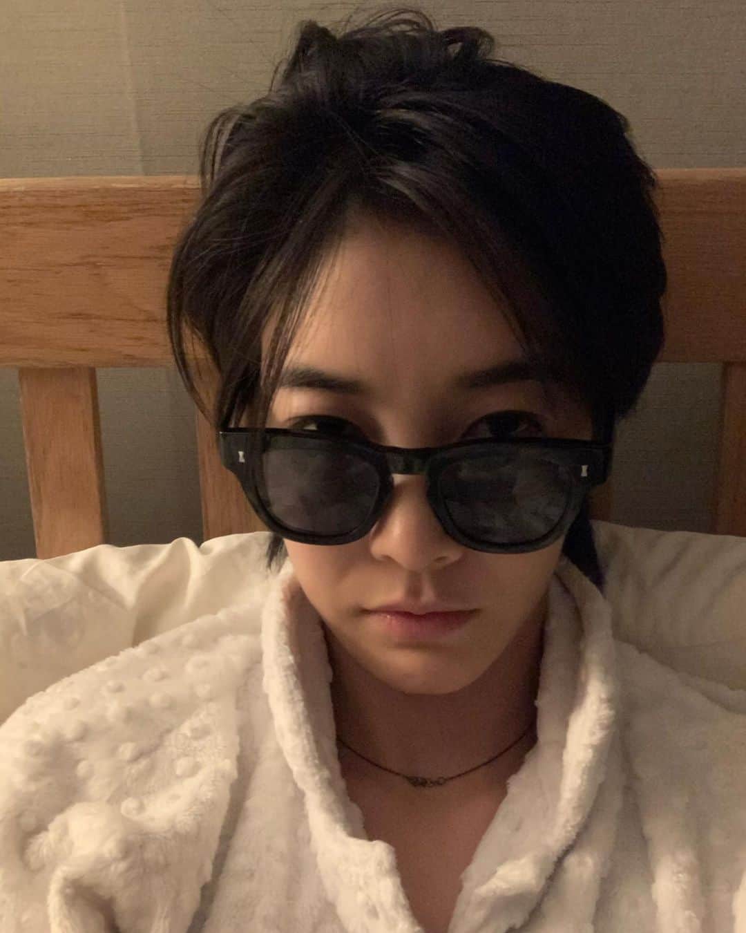 チン・ソヨンのインスタグラム：「침대에 누가 썬글라스 갖다놨냐  #이김에또착용컷😎 #잘자요」