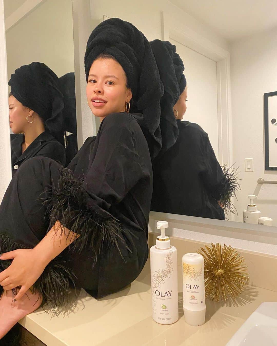 シエラ・ラミレスのインスタグラム：「Been stepping my self care routine up this quarantine, & @Olay’s new skin care inspired body wash collection is at the top of my list! It’s filled with tons of yummy vitamins & supercharged ingredients that visibly transform your skin & keep your body nourished with every use! My favorite duo is the Cleansing & Firming Body Wash + the Rinse-off Body Conditioner. Total game changer that gives you visibility healthier skin in just 14 days! #availableattarget #olaypartner #ad」