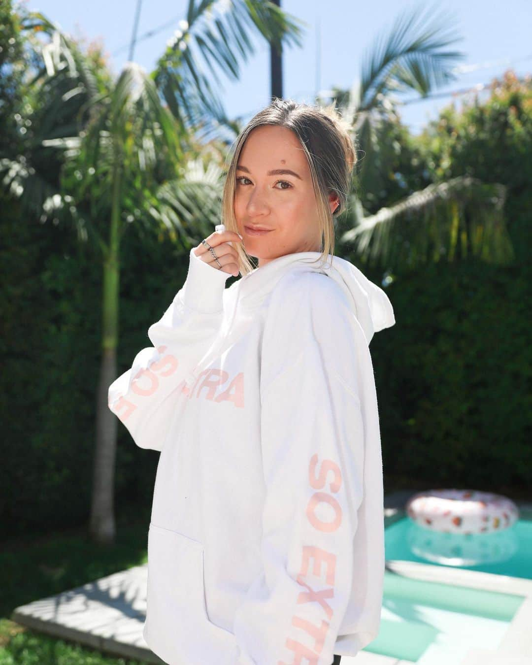 アリーシャ・マリーさんのインスタグラム写真 - (アリーシャ・マリーInstagram)「don’t call it a comeback...she’s been here for years! ♡  ps...hugeeeee restock on the iconic white so extra hoodie is here! you guys asked, and we listened. this will forever be my favorite OG design. tag the most so extra friend you know 🤍⚡️🌴 #shopalishamarie #quarantine #stayathome #summervibes #summer #soextra」5月23日 4時30分 - alisha