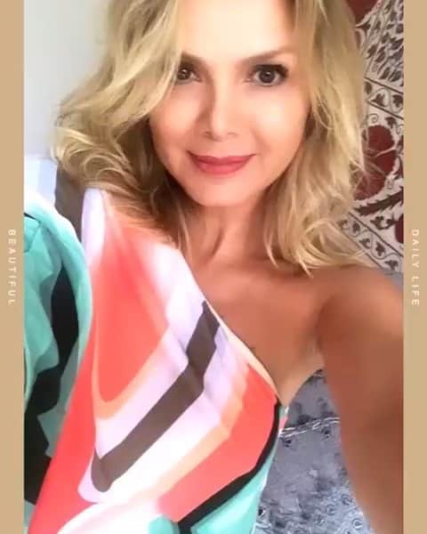 Eliana Michaelichin Bezerraのインスタグラム：「Pronta para a Live da @jequiti com a linda @rebecaabravanel. 17h! Vem!! #live #jequiti」