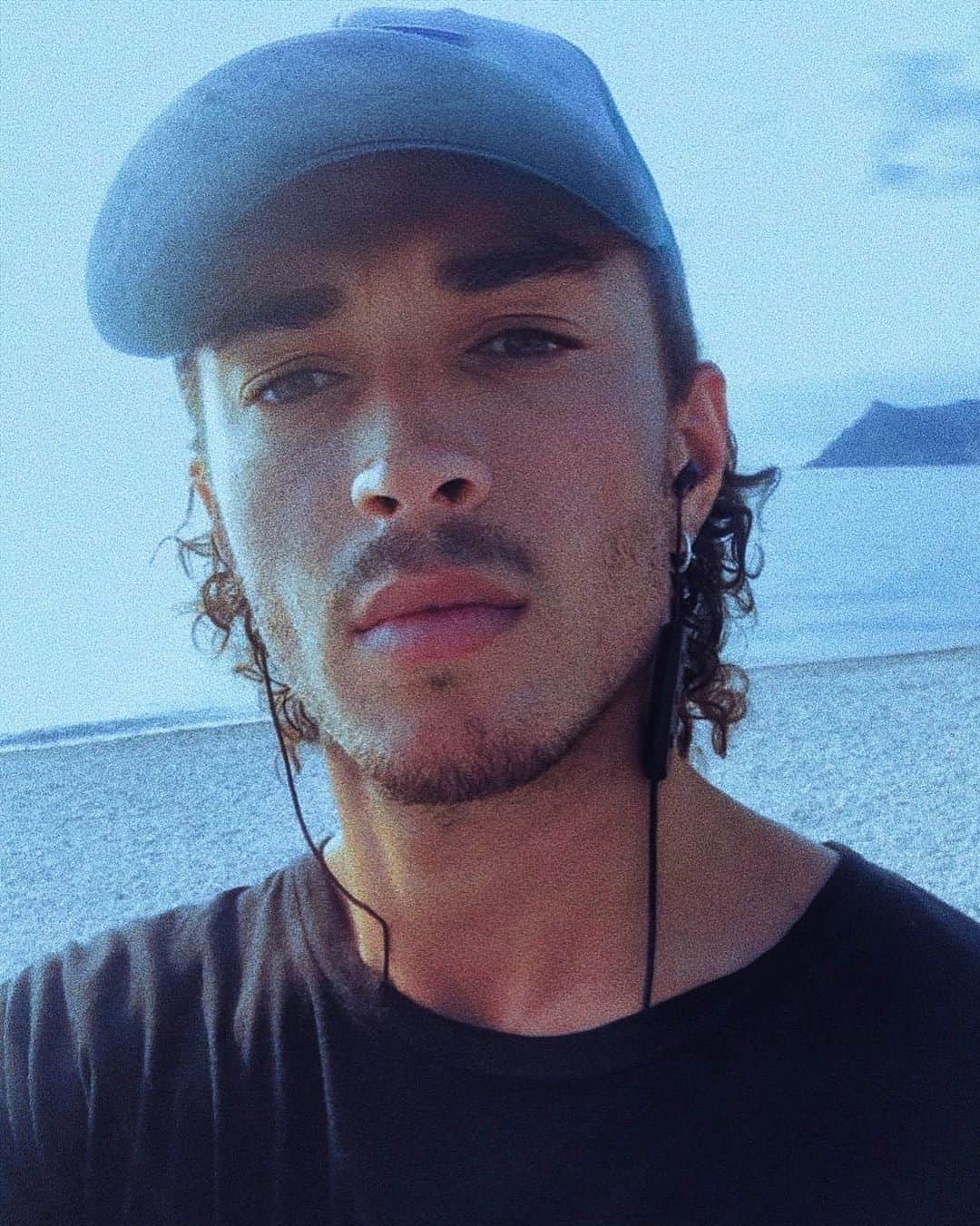 ジュリアン・ペレッタのインスタグラム：「don’t know. could be pain, could be pleasure. #closertoyou #june5」