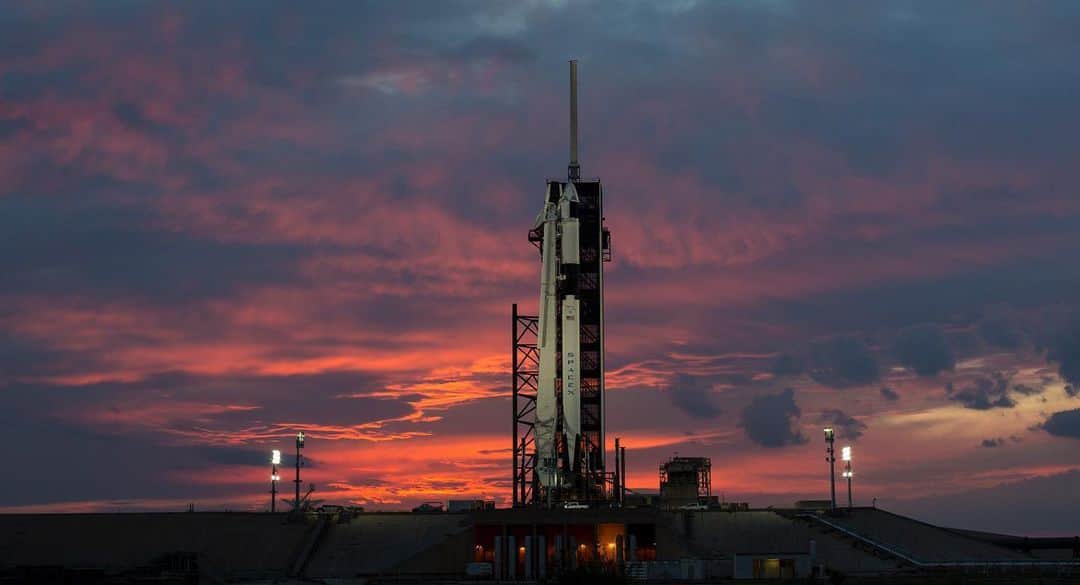 のインスタグラム：「Want to know how we stay in communication with astronauts and spacecraft? Comment with your questions below for a Q&A with NASA experts! ⁣⁣⁣ ⁣⁣⁣ ⁣ Next week, NASA and SpaceX will launch astronauts to the International Space Station from Kennedy Space Center. NASA and its commercial partners have been preparing and testing the mission for years.⁣⁣⁣ ⁣⁣⁣ ⁣ As astronauts travel to the space station and back to Earth, they rely on communication with the ground. NASA’s Space Network will enable continuous communication with the astronauts and their spacecraft as they travel. ⁣⁣⁣ ⁣⁣ [1] A SpaceX Falcon 9 rocket with the company’s Crew Dragon spacecraft is prepared for the Demo-1 mission, Friday, March 1, 2019 at Kennedy Space Center. The mission was a test of the system’s capabilities, in preparations for Demo-2.⁣⁣⁣ ⁣⁣⁣ [2] Ground antennas track satellites at NASA’s White Sands Complex in Las Cruces, New Mexico. White Sands is one of two ground stations supporting NASA’s Space Network which will support all Commercial Crew missions.⁣⁣⁣ ⁣⁣⁣ [3] SpaceX’s Crew Dragon is guided by four parachutes toward the Atlantic Ocean on March 8, 2019, after returning from the space station on the Demo-1 mission. The uncrewed Demo-1 mission proved the technologies and capabilities of the crewed Demo-2.」