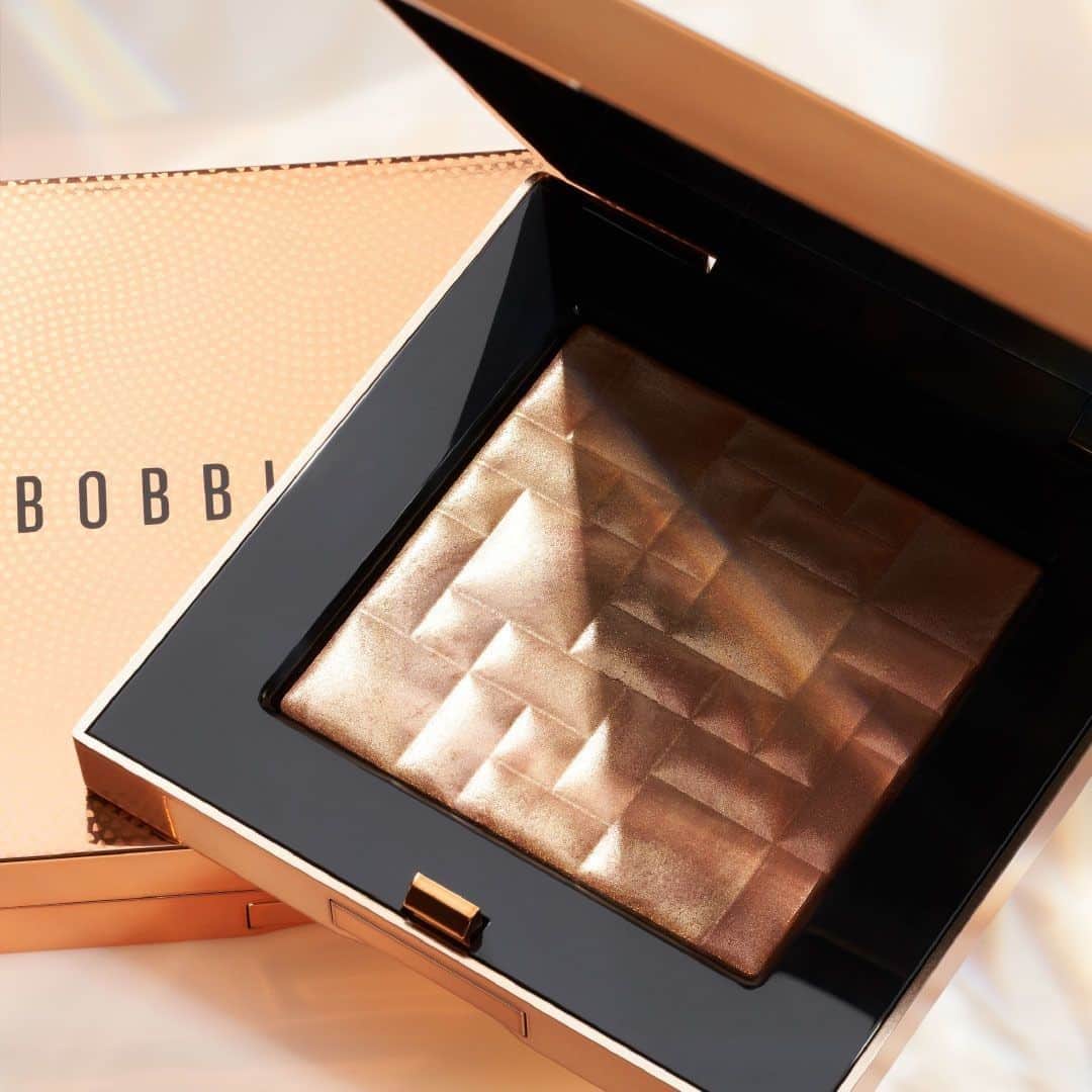 のインスタグラム：「The pigment-packed Highlighting Powder you love, now available in the limited-edition shade Warm Glow—just in time for summer. Illuminate and elevate your look with a sweep of this two-tone powder on cheekbones. Head over to https://bbrwn.co/2AIjQvF to explore the entire Summer Glow Collection. - #bobbibrown #glow #summer #highlighter #glowingskin」