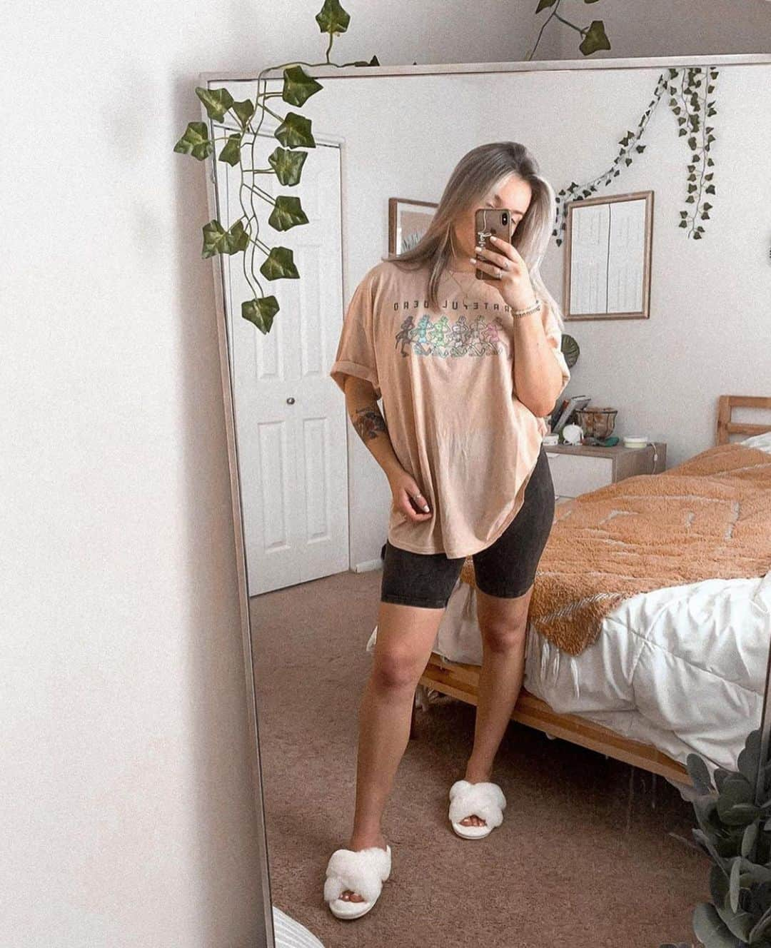 American Eagleさんのインスタグラム写真 - (American EagleInstagram)「Bored in the house? Do a 'lil photoshoot. Swipe for inspo, and show us how you're spending your time at home with #AExME and @americaneagle. #rg @tayler.adams @artiicaa @jeromeparkerr @hannahc0llins @marjayy @brooklynngallagher」5月23日 5時03分 - americaneagle