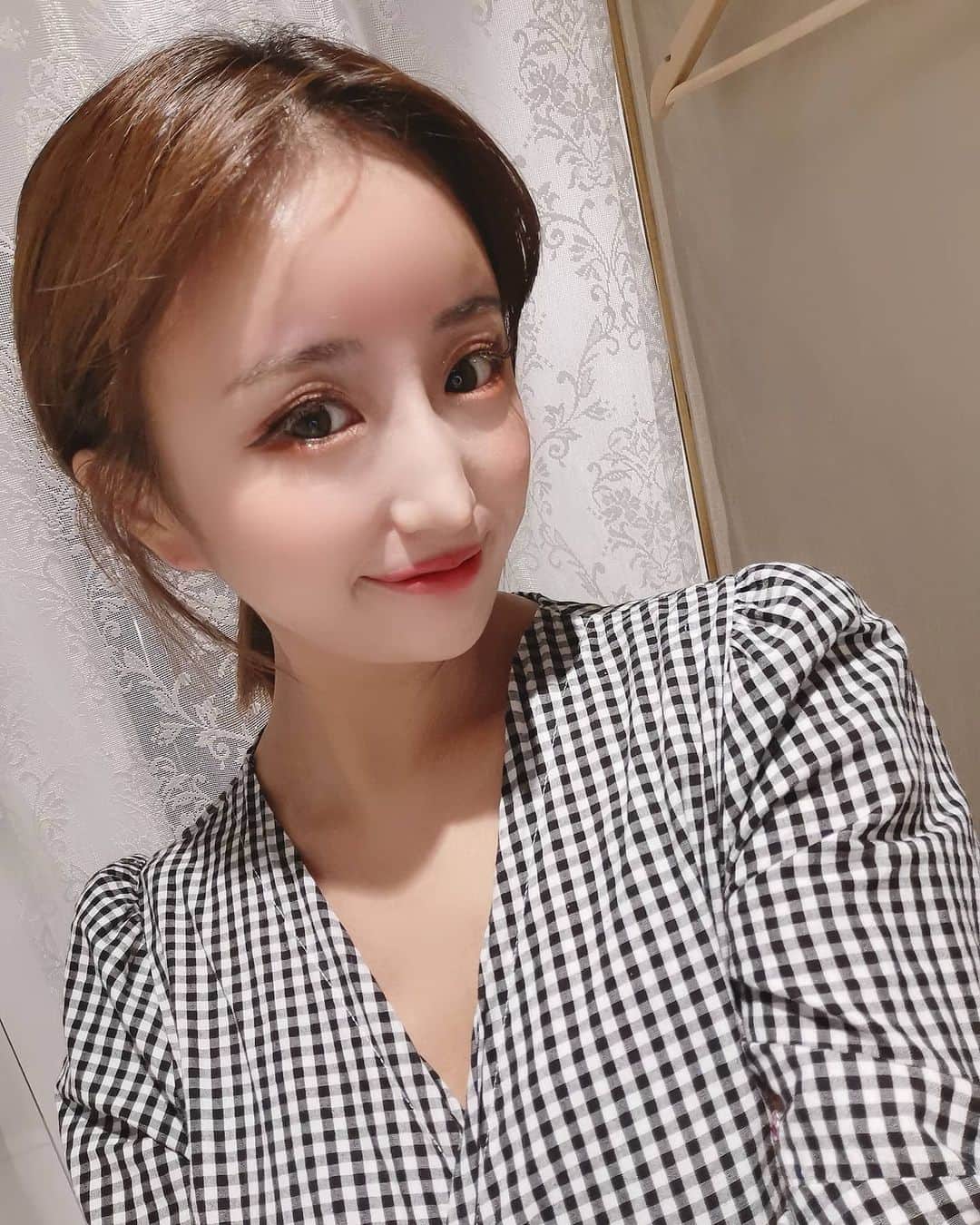 黛実希さんのインスタグラム写真 - (黛実希Instagram)「おはよう🌞 約2ヵ月ぶりの仕事で変な緊張で目が覚めたよ😂 . おでこの事でたくさん反響があってDMたくさん頂きました😭💌 返せる範囲で返していますので今しばらくお待ちを💌 同じような悩みを持ってる女の子が多くて、そんな悩みを持つ女の子たちの背中を押せて良かったです❣️ 一番多かった質問が『先生は誰ですか？』でしたが、私は岡本先生にやって頂きました🧸💕 岡本先生が入れる量もデザインも決めてくださって大満足の仕上がりにしてくださいました💓 . これからは前髪ありも、なしも楽しむね🥺🎀 . . . #プルージュ美容クリニック#赤羽#東京#PRP注射#ぷるぷる注射#再生治療#おでこ#丸いおでこ#カンナムオンニ#整形#整形垢#整形垢さんと繋がりたい#韓国メイク#韓国人になりたい#美容垢#美容好きな人と繋がりたい#韓国すきな人と繋がりたい#韓国アイドル#성형외과#일본성형#이마성형#성형후기#셀스타그램#팔로우미#팔로우해요#좋아요반사#followme」5月23日 5時22分 - candymiiiki