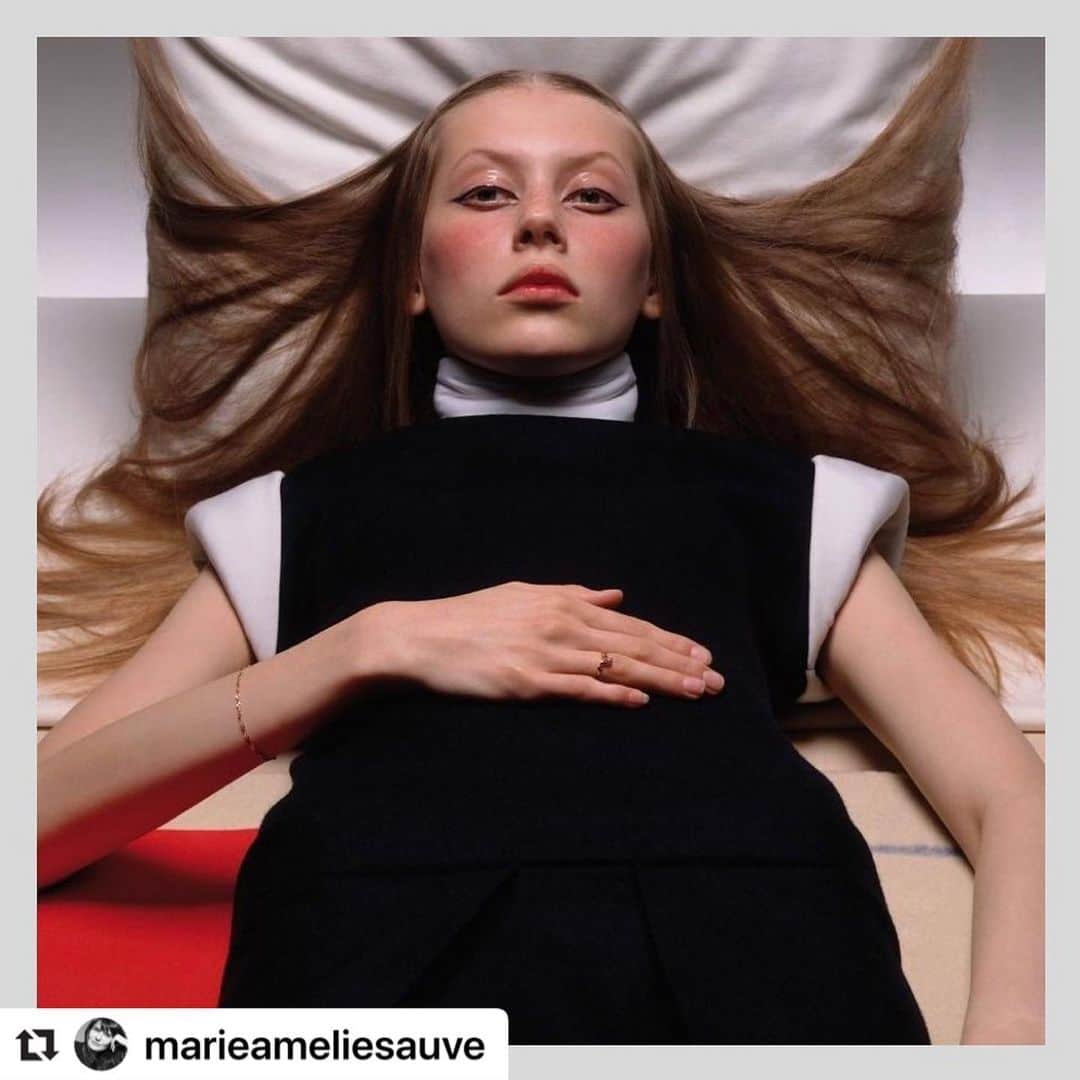 Balenciagaのインスタグラム：「#Repost @marieameliesauve  Balenciaga Archives 🖤  @nicolasghesquiere @balenciaga_files @inezandvinoodh  #masarchivestory #fridaymood #throwbackphotos ♥️」