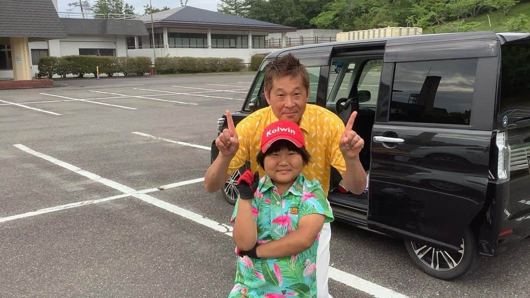 須藤弥勒さんのインスタグラム写真 - (須藤弥勒Instagram)「滋賀でのパター練習3日間が終了。  全て良い方向に向いていったと感じている。  が、このことは後日記実したいと思う。  なぜなら、今はまだ5AM.  そして今からゴルフ。  昨夜は、弥勒が唯一、心が許せる１つ年齢の上のジュニアゴルファーの友達、奈良の竹田ひなちゃんの家に泊まりにきた。  子どもたちも寝たのは夜の1時半。  私も楽しい、おじいちゃん、おばあちゃん、そして　@jungotakeda  と　@ikura_chan8 とお話が盛り上がり、寝ていない。  今日は関西遠征、最後の楽しみ！  さあ、着替えて出発！  Last day of Western Japan, putting session. Miroku and the coach hit the day off very well and we learned so many things. Now we must put that into practice. Miroku and I then went to Nara prefecture to spend the night with her good friend Hina Takeda.....They were up till around one thirty playing like kids should be playing at 8 or 9! And I was off drinking with grandpa, grandma and family!LOL  #juniorgolf #putting #playingwithfriends #sleepover #kidsbeingkids #ジュニアゴルフ #お泊まり #楽しむ子ども達 #夜更かし」5月23日 5時45分 - miroku_suto