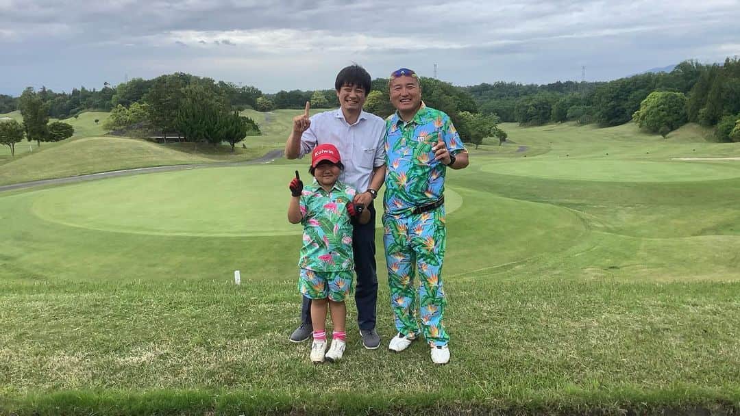 須藤弥勒さんのインスタグラム写真 - (須藤弥勒Instagram)「滋賀でのパター練習3日間が終了。  全て良い方向に向いていったと感じている。  が、このことは後日記実したいと思う。  なぜなら、今はまだ5AM.  そして今からゴルフ。  昨夜は、弥勒が唯一、心が許せる１つ年齢の上のジュニアゴルファーの友達、奈良の竹田ひなちゃんの家に泊まりにきた。  子どもたちも寝たのは夜の1時半。  私も楽しい、おじいちゃん、おばあちゃん、そして　@jungotakeda  と　@ikura_chan8 とお話が盛り上がり、寝ていない。  今日は関西遠征、最後の楽しみ！  さあ、着替えて出発！  Last day of Western Japan, putting session. Miroku and the coach hit the day off very well and we learned so many things. Now we must put that into practice. Miroku and I then went to Nara prefecture to spend the night with her good friend Hina Takeda.....They were up till around one thirty playing like kids should be playing at 8 or 9! And I was off drinking with grandpa, grandma and family!LOL  #juniorgolf #putting #playingwithfriends #sleepover #kidsbeingkids #ジュニアゴルフ #お泊まり #楽しむ子ども達 #夜更かし」5月23日 5時45分 - miroku_suto