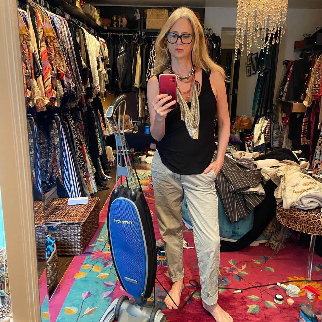ナネットレポーのインスタグラム：「Happy Memorial Day weekend! No racing for the train this year. Instead I’m cleaning and layering on forgotten treasures. Thinking  about past festivities and missing my family and friends. #staysafe #betterdaysahead」