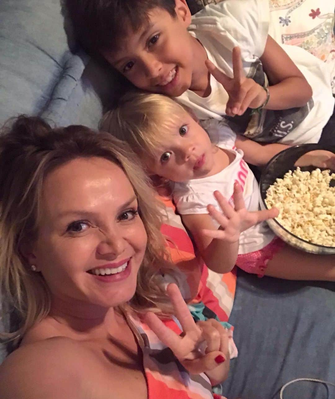 Eliana Michaelichin Bezerraのインスタグラム：「Sexta feira, pipoca e a live de aniversário da @maisa #maisa18」